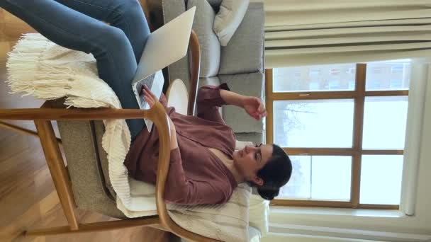 ผู้หญิงอินเดียนั่งบนเก้าอี้ที่สะดวกสบาย ข้อความบนแล็ปท็อป — วีดีโอสต็อก