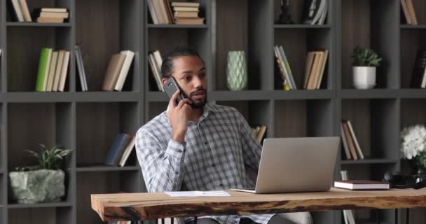 Gestresster junger Afroamerikaner führt Telefonat. — Stockvideo