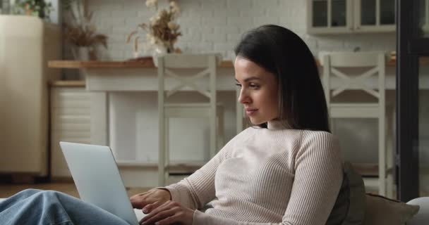 Relaxado jovem mulher feliz usando computador em casa. — Vídeo de Stock