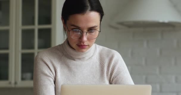 Konzentrierte Millennial-Frau arbeitet aus der Ferne am Computer. — Stockvideo