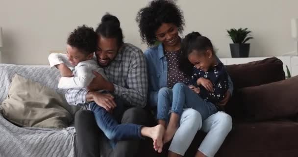 Young african american parents playing with small children. — ストック動画