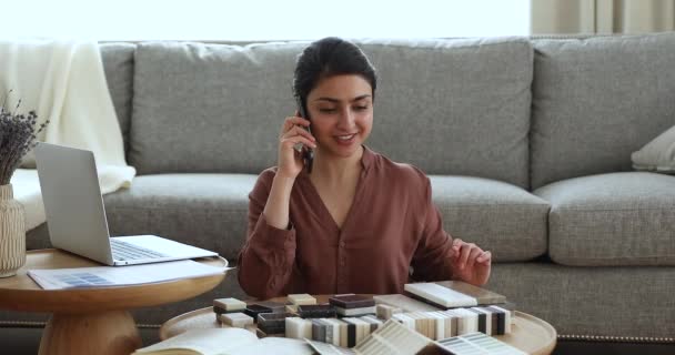 Ινδή γυναίκα συζητήσετε στο τηλέφωνο χρώμα των πλακιδίων με τον πελάτη — Αρχείο Βίντεο