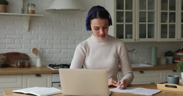 Happy concentrated young woman studying distantly. — Stok video