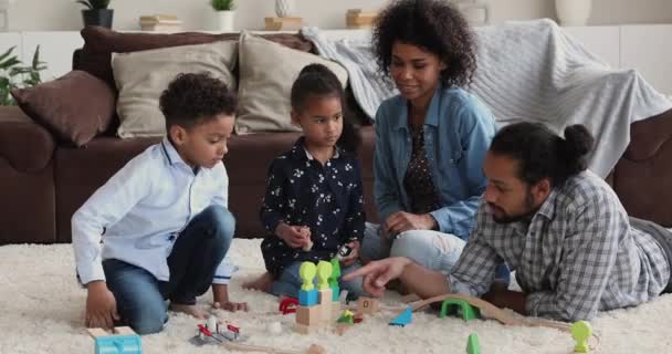 Счастливая африканская американская семья играет в игрушки в гостиной. — стоковое видео