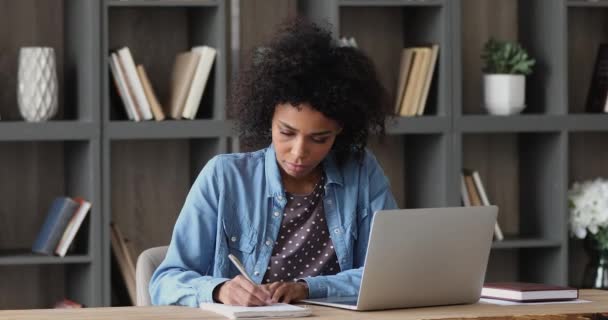 Young pretty african american woman studying distantly on computer. — ストック動画