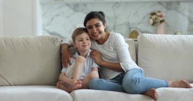 Hintli kadın küçük beyaz çocuk kameraya bak.
