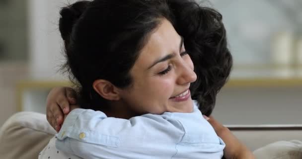 Liefdevolle liefdevolle Indiase moeder knuffels strak weinig schattig zoon, closeup — Stockvideo