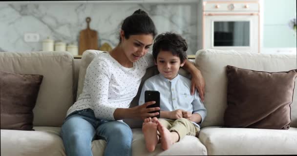 Indická žena ukazuje mobilní aplikace na smartphone malému synovi — Stock video