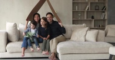 Mutlu bir aile kendi evine taşınmayı kutluyor..