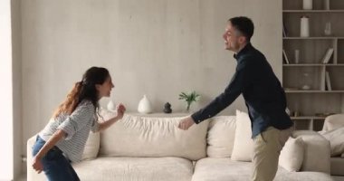 Sevgili milenyum erkeği ve kadını evde dans ettiriyor..