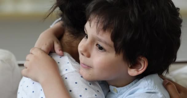 Маленький красивый мальчик смешанной расы обнимает мать, крупный план — стоковое видео