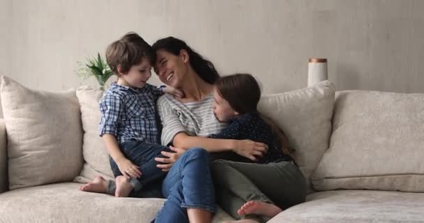 Glücklich liebende Mutter kommuniziert mit kleinen Kindern. — Stockvideo