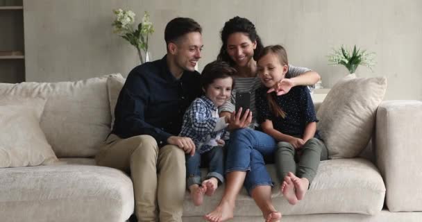 Joyful familia sincera jugando juegos en el teléfono celular. — Vídeos de Stock