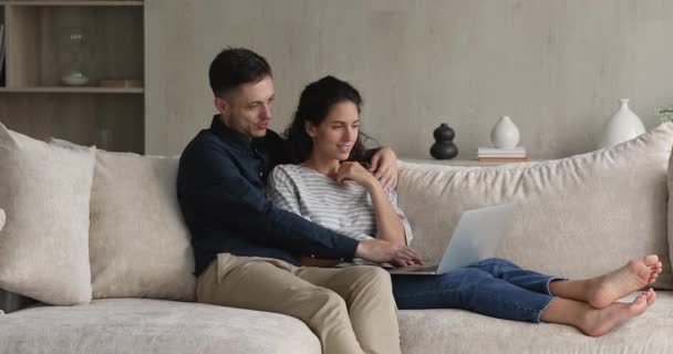 Feliz amoroso jovem casal família usando computador. — Vídeo de Stock