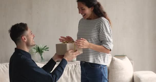Amazed young woman getting gift from beloved man. — Stock Video