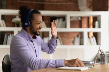 Afrikalı öğrenci çevrimiçi hocayı selamlıyor. Derse video çağrısından başlıyor.