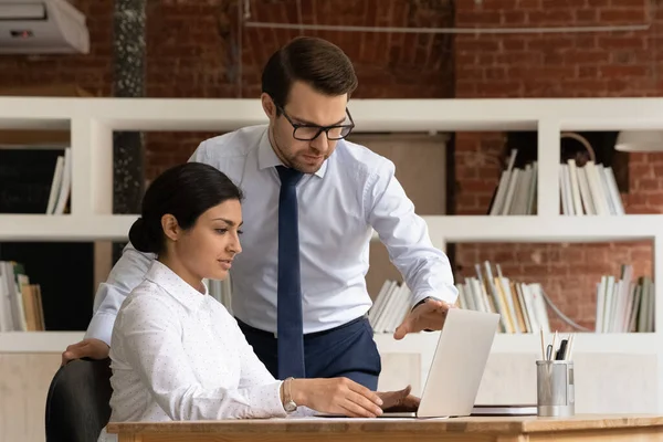 Mentor ayuda a empleado indio con software corporativo — Foto de Stock