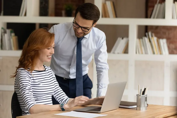 Friendly colleagues talk during workday in modern office — Stock Photo, Image