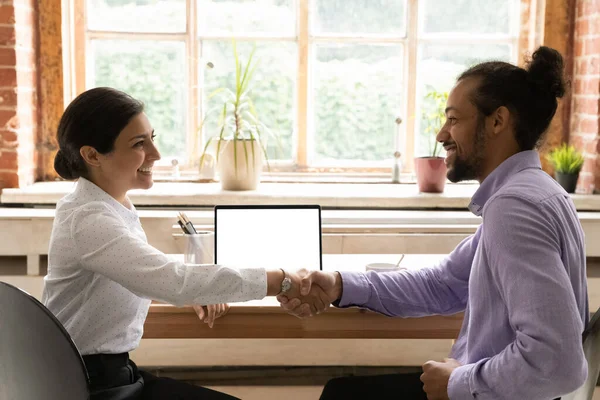 Менеджер по продажам и клиент достигают встречи пожать друг другу руки выразить благодарность — стоковое фото