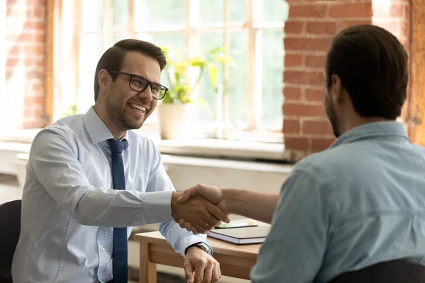 Overblijde zakenmensen schudden handen voelt zich tevreden na succesvolle onderhandelingen — Stockfoto