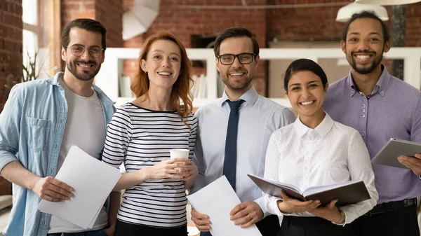 Equipe de diversos colegas de negócios posando juntos no escritório moderno — Fotografia de Stock