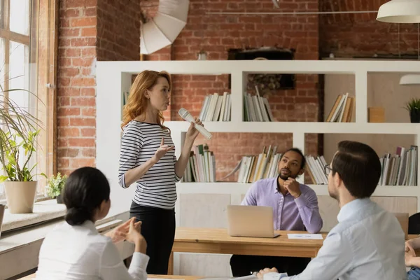 Entraîneur féminin parler dans le microphone pour le public pendant le séminaire éducatif — Photo