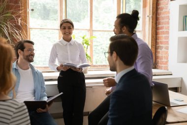 Çok ırklı takım arkadaşları toplantıda ortak projeyi tartışıyorlar.
