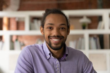 Vesikalık Afrikalı 30 'lu yaşların erkek gülümsemesi. Kameraya bak.