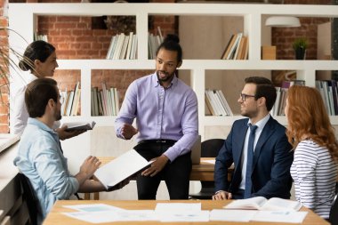 Afrika etnik köken takımı lideri modern ofiste grup brifingine liderlik etti