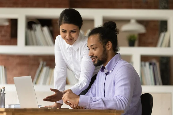 African intern listen Indian mentor tells about new corporate software — Stock Photo, Image