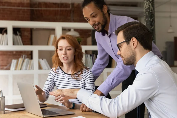 Multi ethnic colleagues working together on project using laptop — Stock Photo, Image