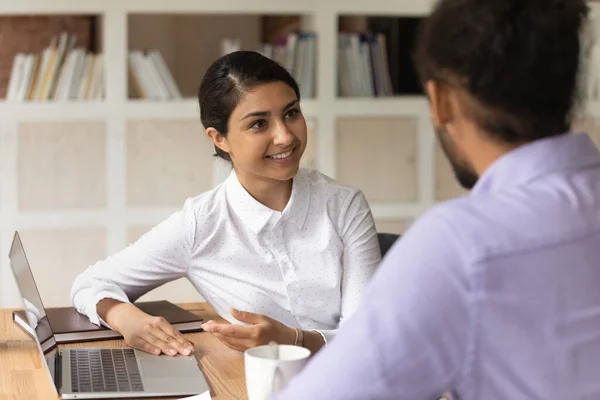 Indian and African colleagues discuss business share ideas at meeting — Stock Photo, Image