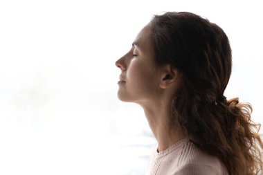 30 'lu yaşlardaki güzel bir kadının profil yüz görüntüsü.