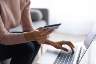 Bilgisayarı yakın çekim kullanarak internet üzerinden müşteri alımı