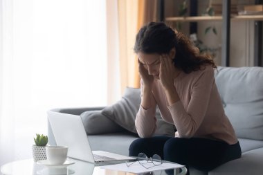 Tapınaklara dokunan genç kadın baş ağrısı çekiyor.