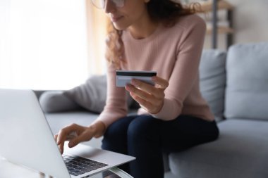 Elinde kart tutan kadın, dizüstü bilgisayar kullan, online alışveriş yap, kapat.