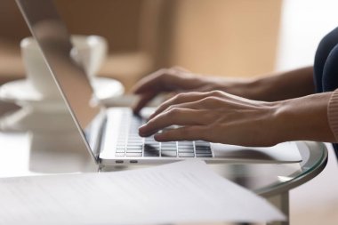 Dizüstü bilgisayarda yazan kadın ellerini kapat