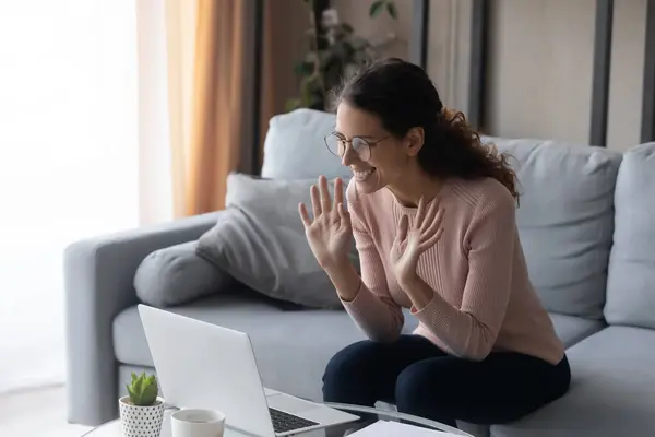 Glückliche Frau blickt auf Laptop zur Begrüßung Freundin starten Videoanruf — Stockfoto
