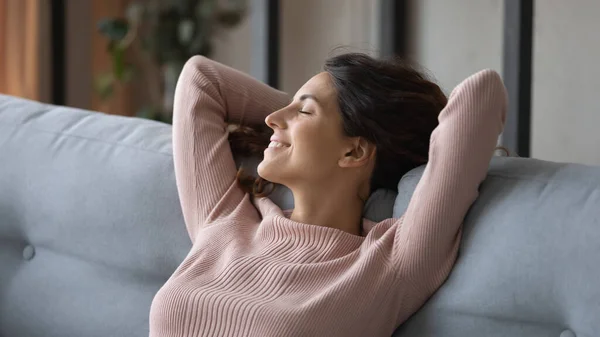 Selige Frau entspannt sich allein auf bequemem Sofa zu Hause, Nahaufnahme — Stockfoto