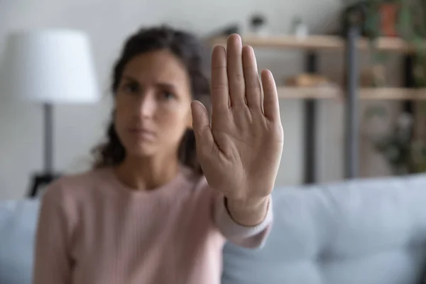 Primer plano de la mujer joven muestra señal de gesto de stop a mano — Foto de Stock