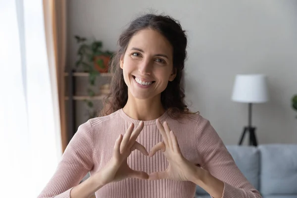 Zdjęcie głowy uśmiechnięta kobieta połączyć palce tworząc symbol serca — Zdjęcie stockowe