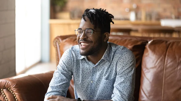 Glad snygg afro amerikansk hipster kille porträtt — Stockfoto
