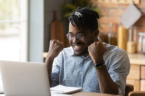 Glad student kille glada med goda nyheter, läsa e-brev — Stockfoto