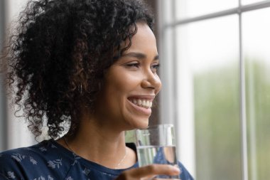 Mutlu Milenyum Zenci ırk kadınları tatlı su içmekten zevk alır.