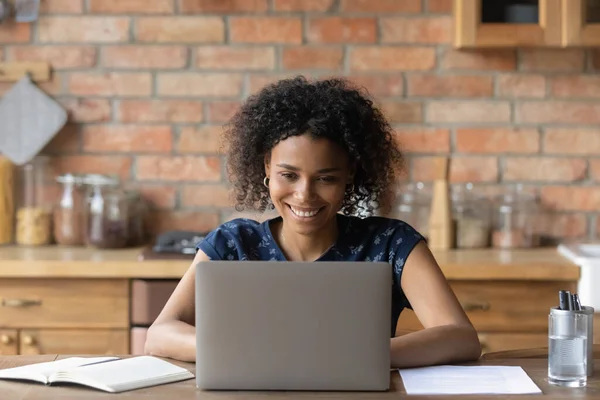 Feliz afroamericano empleado remoto que trabaja en el ordenador portátil desde casa — Foto de Stock