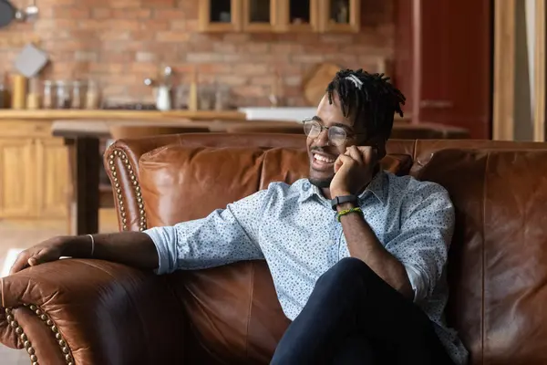 Glad omtänksam tusenårig svart hipster kille talar på mobiltelefon — Stockfoto