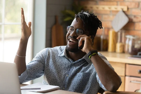 Feliz alegre millennial africano remoto empleado que trabaja desde casa —  Fotos de Stock