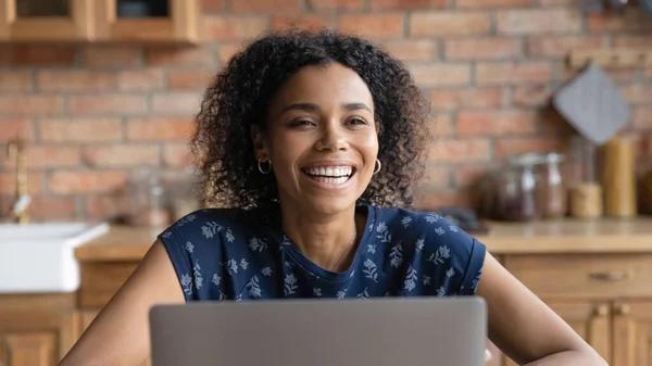 Gelukkig millennial zwart vrouw lachen op laptop thuis — Stockfoto