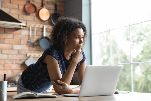 Nachdenkliche Afroamerikanerin steht am Computer — Stockfoto