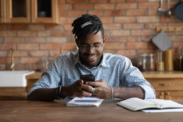 Glad afro amerikansk kille chattar online, kollar meddelanden — Stockfoto